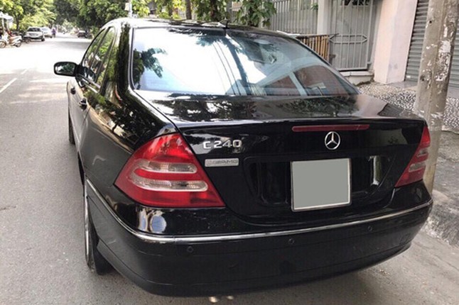 &quot;Soi&quot; xe sang Mercedes va BMW gia chi 300 trieu tai VN-Hinh-6